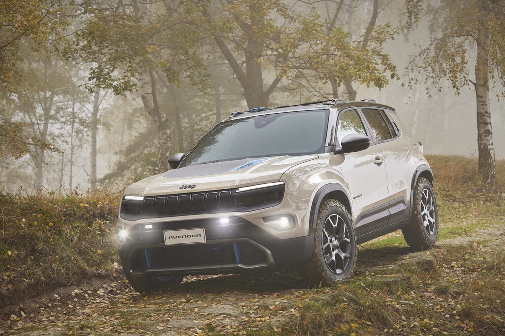 So klein, so Jeep. Das Avenger 4x4 Concept Car repräsentiert auf den Pariser Automobilsalon bis 23. Oktober 2022 den „ultimativen Ausdruck der legendären Jeep Fähigkeiten, die nun mit Elektrifizierung nochmals weiter verbessert wurden. Die Kunden können nun nicht nur noch mehr Off road Fähigkeiten genießen, sondern das darüber hinaus auch in fast völliger Stille“, freut sich der Pressetexter der Stellantis-Tochter Jeep über den Neuen. Der Kleine gibt sich jedenfalls große Mühe, auch als Elektro-Jeep ernstgenommen zu werden. Von außen erkennt man das 4x4 Concept Car an seinen beiden Schlepphaken, breiteren Kotflügeln, breiterer Spur und größeren, teilweise freilaufenden, aggressiven Reifen. Um die Fähigkeiten des Jeep Avenger zu verbessern, wurde der vordere Böschungswinkel auf 21 Grad vergrößert, der hintere Böschungswinkel auf 34 Grad, der Rampenwinkel beträgt 20 Grad. Die Bodenfreiheit ist nun größer als 200 Millimeter. Die Front wird mit dickeren Verkleidungen geschützt. Das Concept Car zeigt ein neues, leichtes Dachgepäck-System, das Gepäck direkt auf dem Dach mit einem Gurtsystem fixiert. Das Gesamtpaket wird komplettiert von einer Blendschutz-Folie auf der Motorhaube und einem Kratzschutz für den Frontgrill. Der vollelektrische Avenger reiht sich ein in ein Portfolio von Jeep-Fahrzeugen, die in Kontinentaleuropa zu 100 Prozent elektrifiziert sind.